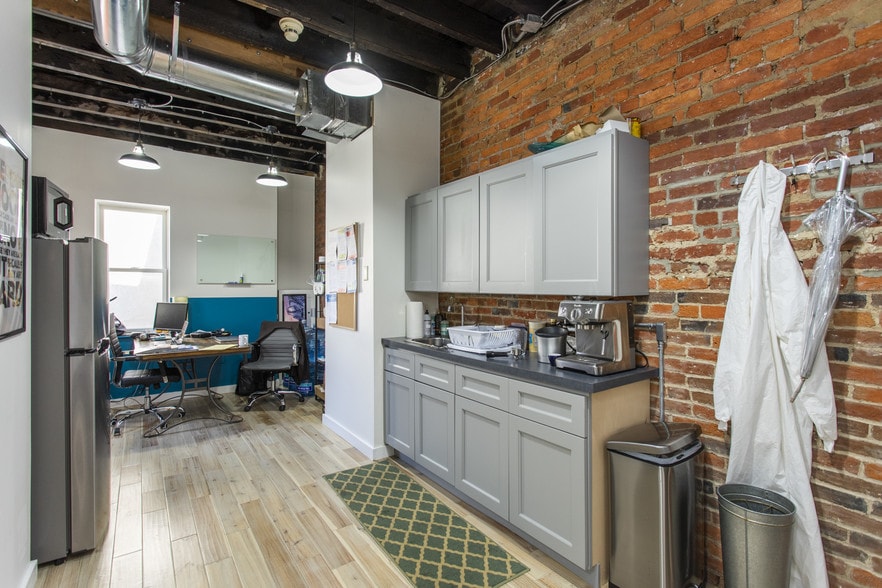 More Photos Of 319 Bainbridge St, Philadelphia Office Residential For Sale