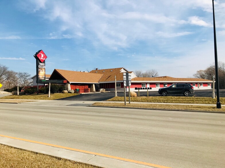 Primary Photo Of 7228 S 27th St, Oak Creek Restaurant For Lease