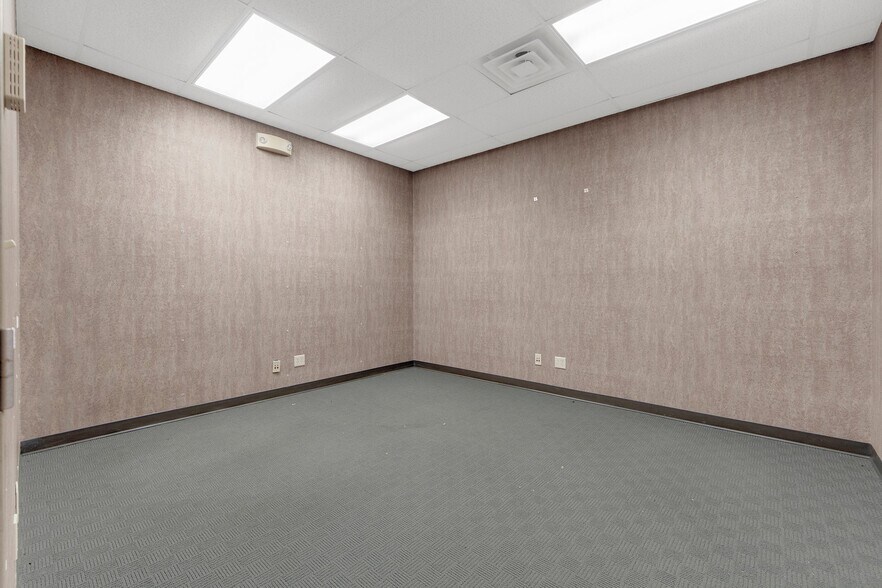 More Photos Of 8645 E Backwater Rd, North Webster Showroom For Lease