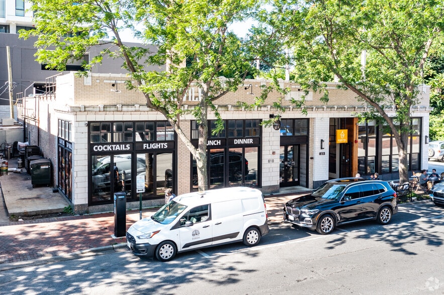 More Photos Of 810-812 Grove St, Evanston Bar For Sale