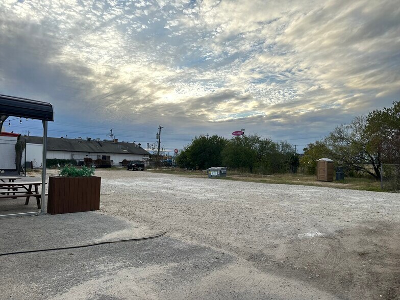 More Photos Of 7819 S Pipers Creek, San Antonio Freestanding For Sale