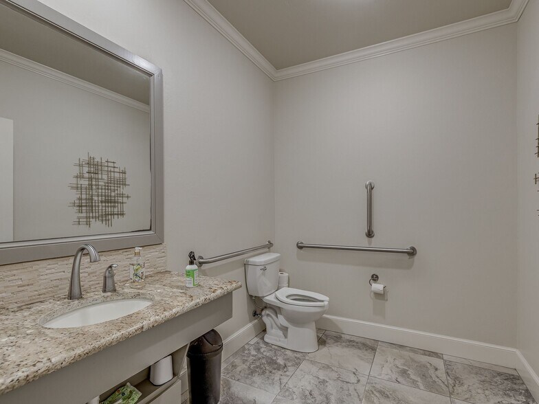 More Photos Of 2232 Bridgeview Blvd, Edmond Office Residential For Sale