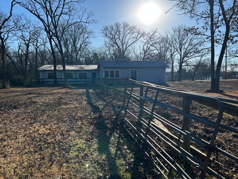 More Photos Of 2003 E US Highway 84, Palestine Office For Sale