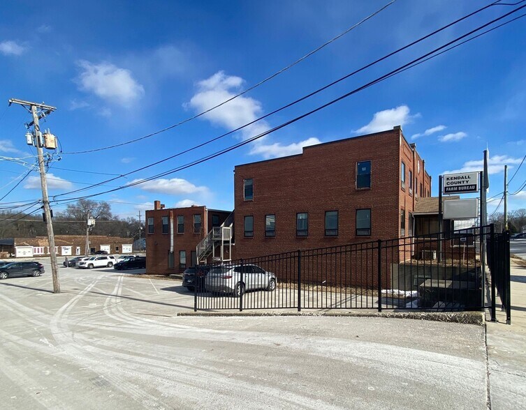 More Photos Of 111 E Van Emmon St, Yorkville Storefront Retail Office For Lease