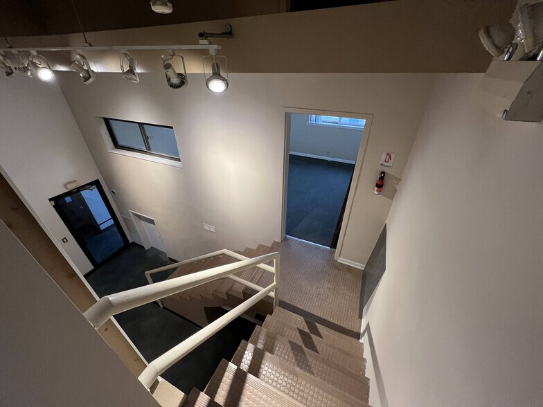 More Photos Of 6575-6577 N Avondale Ave, Chicago Service For Lease