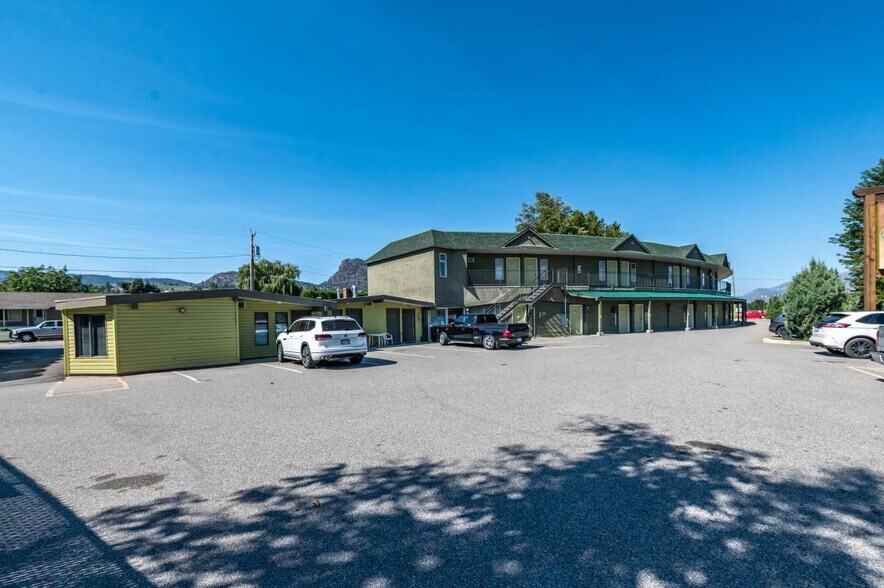 More Photos Of 2107 Tait St, Summerland Hotel For Sale