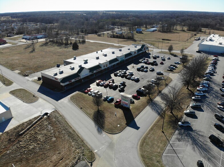 More Photos Of 3201 Lusk Dr, Neosho Storefront For Lease