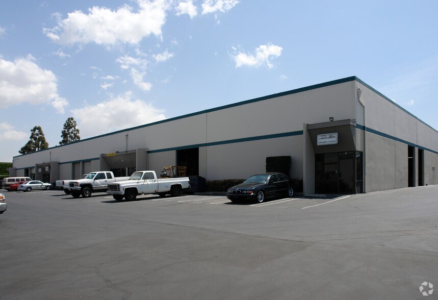 More Photos Of 18081-18091 Redondo Cir, Huntington Beach Light Manufacturing For Lease