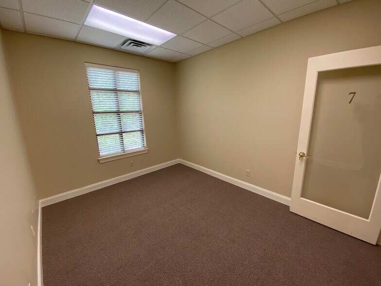 More Photos Of 70 N Main St, Hilton Head Island Office For Lease