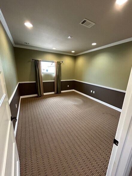 More Photos Of 231 N Twin City Hwy, Nederland Office For Sale
