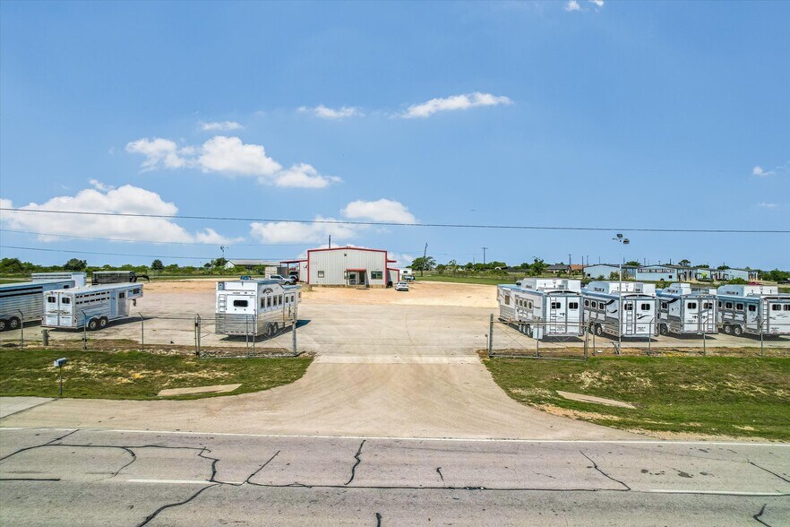More Photos Of 11495 IH 35 Service Rd, Jarrell Warehouse For Lease