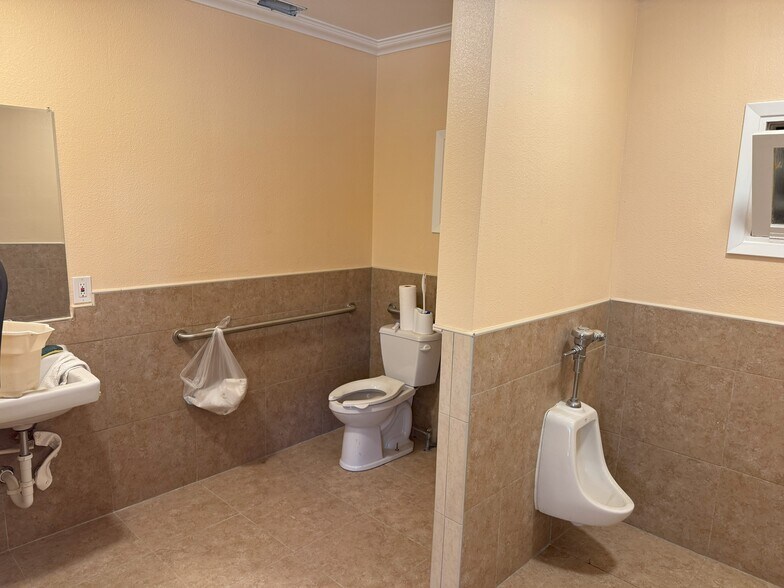 More Photos Of 1671 Simpson St, Kingsburg General Retail For Sale