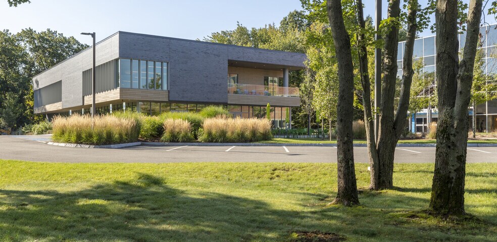 More Photos Of 10 New England Business Ctr, Andover Office For Lease