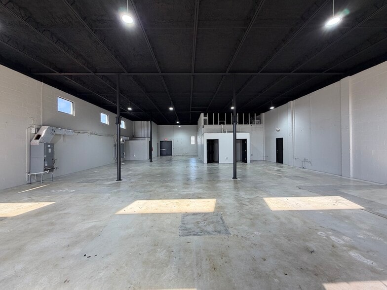 More Photos Of 138 W Robertson St, Brandon Loft Creative Space For Lease