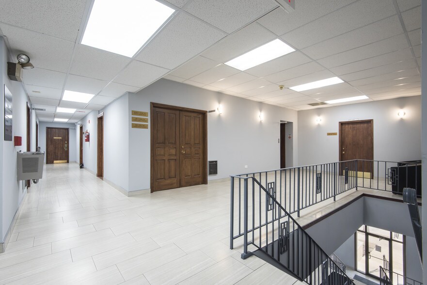 More Photos Of 211 W Chicago Ave, Hinsdale Office For Sale