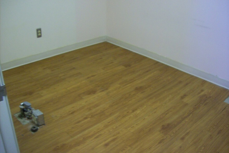 More Photos Of 23030 Mooney St, Farmington Medical For Lease