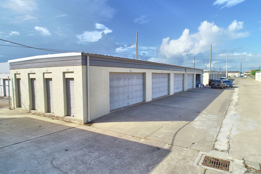 More Photos Of 5849 Holly Rd, Corpus Christi Self Storage For Sale
