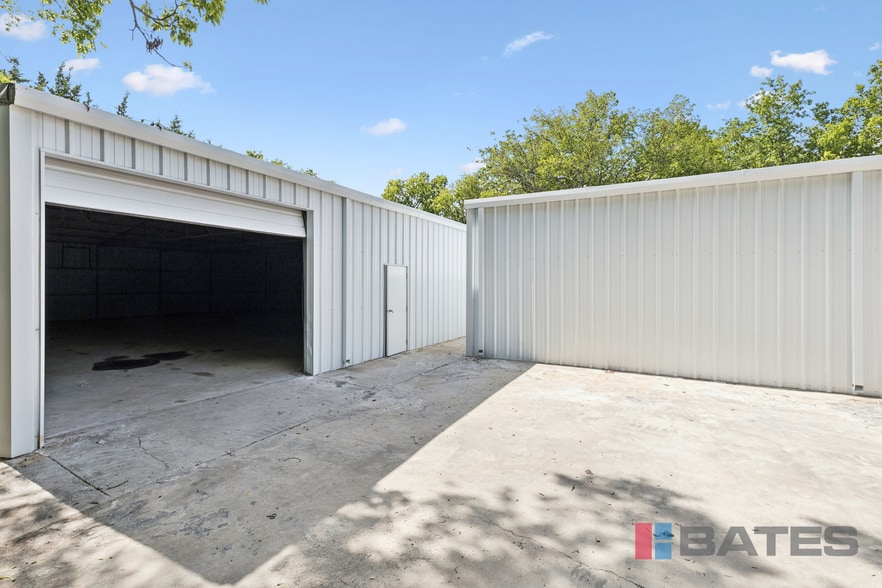 More Photos Of 1101 S Hampton Rd, DeSoto Showroom For Lease