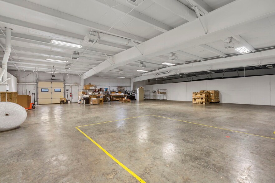 More Photos Of 1110 N Gerald St, Nixa Warehouse For Lease