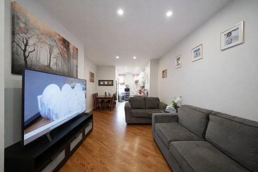 More Photos Of 7037 72nd Pl, Glendale Apartments For Sale