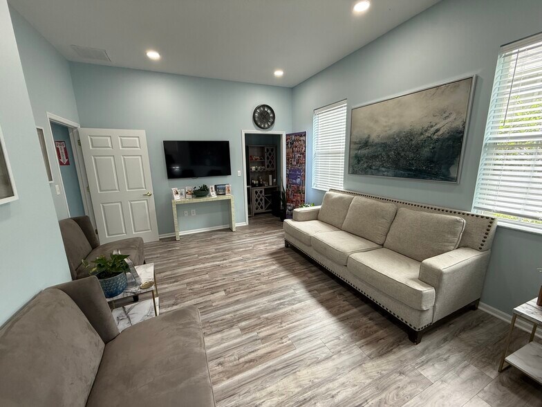 More Photos Of 17210 Camelot Ct, Land O' Lakes Office For Sale