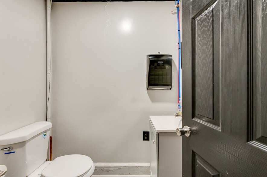 More Photos Of 1217-1219 E Main St, Richmond Storefront For Sale