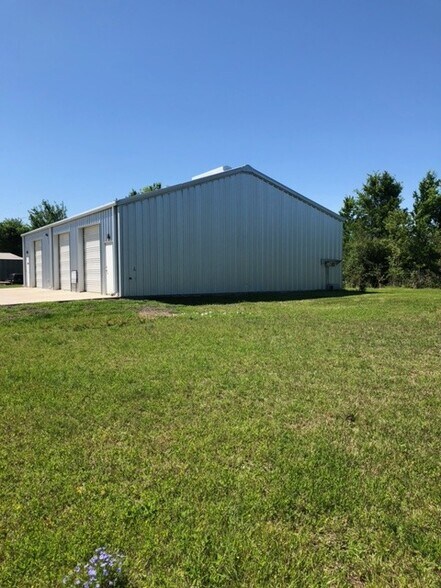More Photos Of 1009 Old Plantersville, Montgomery Warehouse For Lease