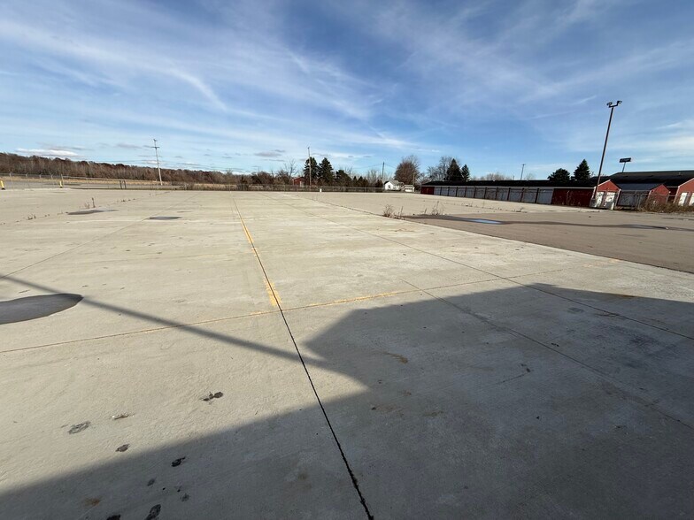 More Photos Of 11740 Dixie Hwy, Birch Run Truck Terminal For Lease