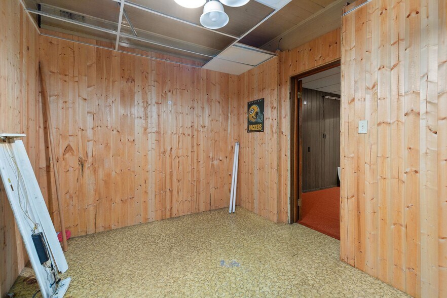 More Photos Of 754 N Main St, Oshkosh General Retail For Sale