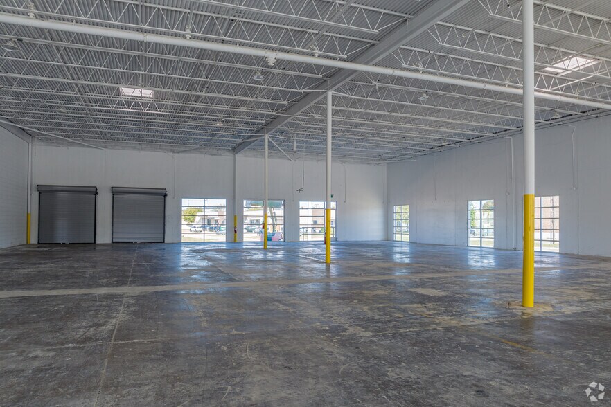 More Photos Of 3216-3308 Royalty Row, Irving Showroom For Lease