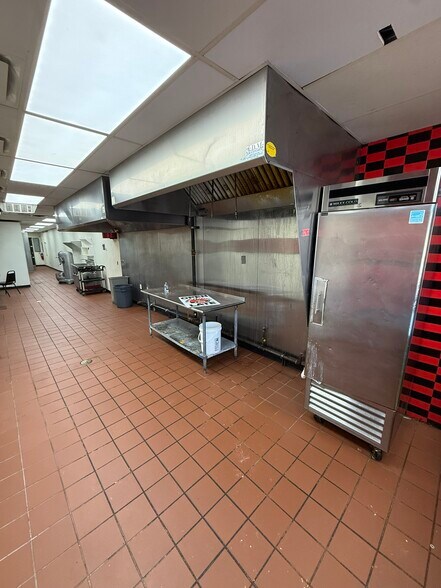 More Photos Of 29950-29970 W 12 Mile Rd, Farmington Hills Storefront Retail Office For Lease