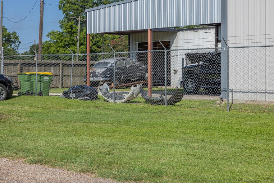 More Photos Of 418 S Commerce St, Bremond Auto Repair For Sale