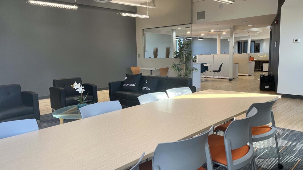 More Photos Of 211 Bannatyne Av, Winnipeg Office For Lease