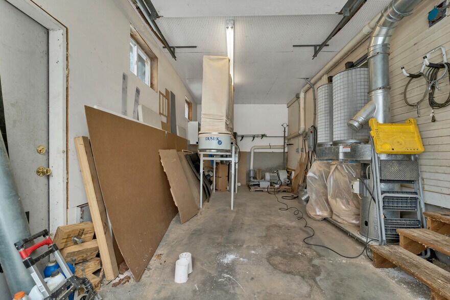 More Photos Of 1 Young Ln, Newmarket Flex For Sale