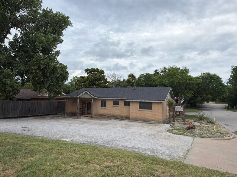 More Photos Of 201 Cottonwood St, Weatherford Freestanding For Sale