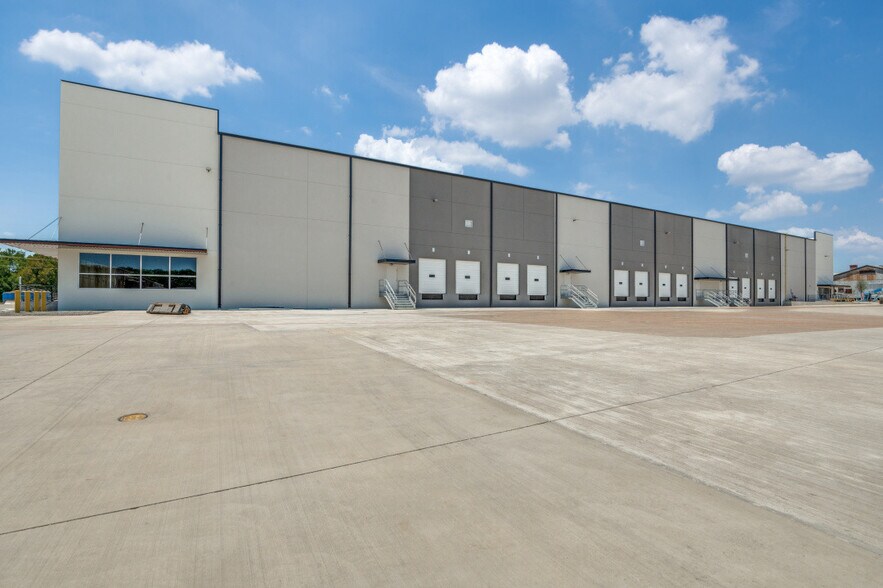 Primary Photo Of 111 E Lampasas St, Ennis Warehouse For Lease
