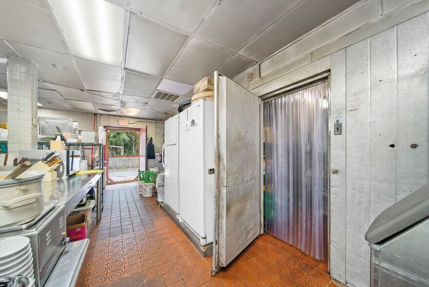 More Photos Of 514 N College Ave, Fayetteville Restaurant For Sale