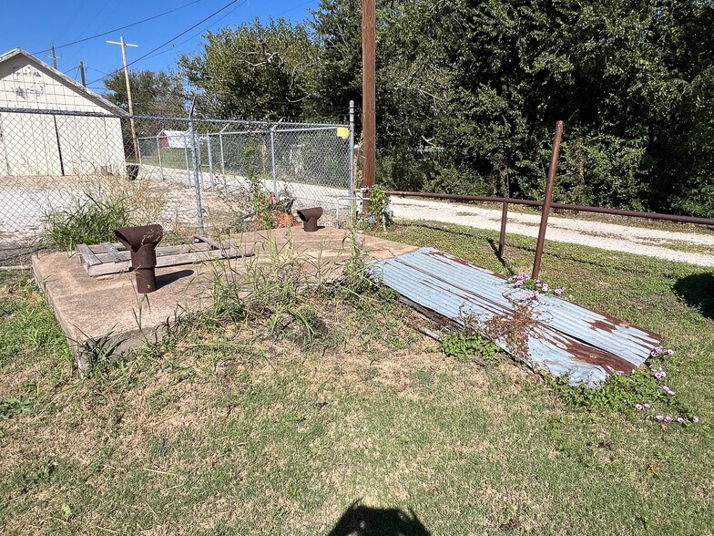 More Photos Of 1106 W Main St, Olney Freestanding For Sale