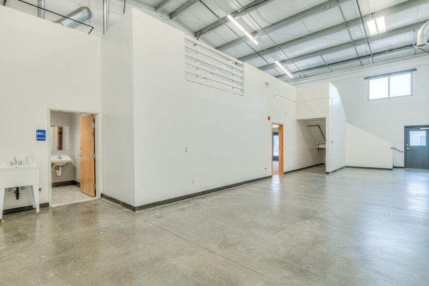 More Photos Of 62958 NE Layton Ave, Bend Light Manufacturing For Sale