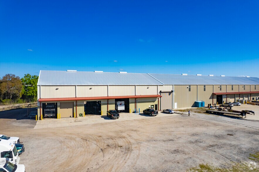 More Photos Of 5115 Shadowlawn Ave, Tampa Warehouse For Lease