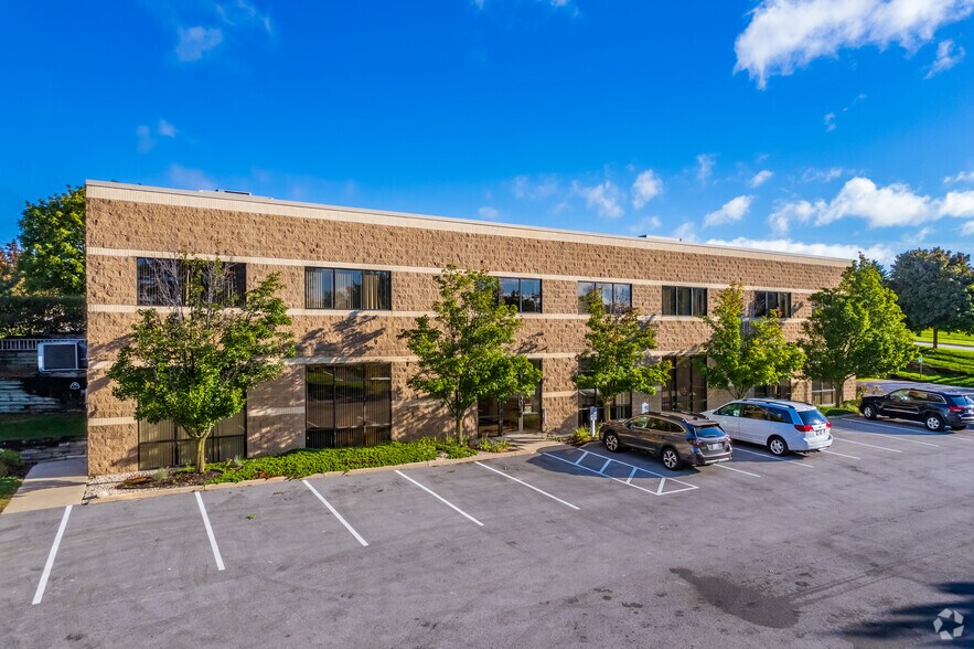 More Photos Of 285 Forest Grove Dr, Pewaukee Office For Lease