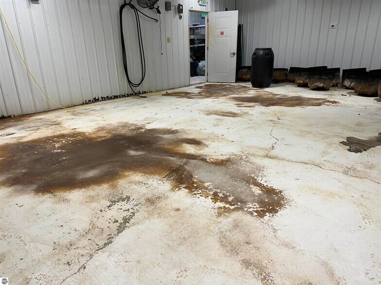 More Photos Of 315 E Dresden St, Kalkaska Warehouse For Sale