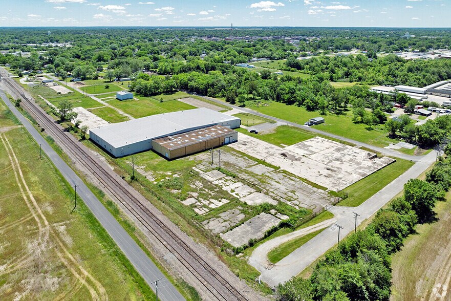 More Photos Of 823 Aaron Pky, Centralia Manufacturing For Lease