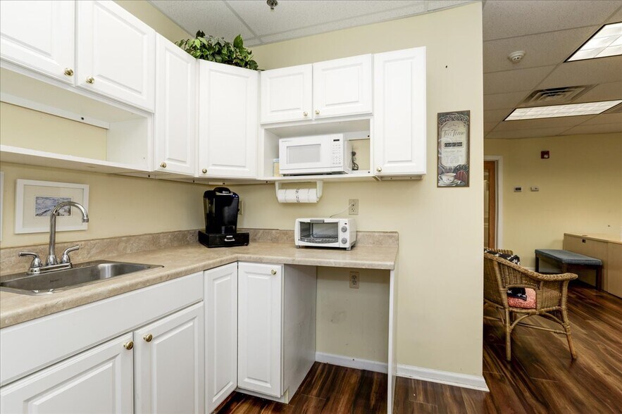 More Photos Of 807 Mantoloking Rd, Brick Office For Sale