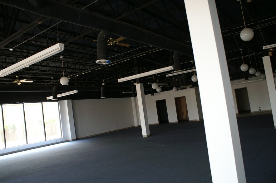 More Photos Of 6531-6539 Watauga Rd, Watauga Unknown For Lease