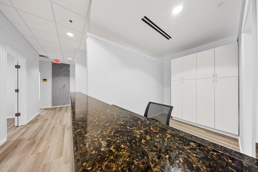 More Photos Of 882 S Kirkman Rd, Orlando Medical For Lease