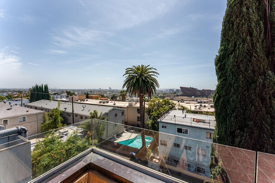 More Photos Of 8752 Holloway Dr, West Hollywood Office For Lease