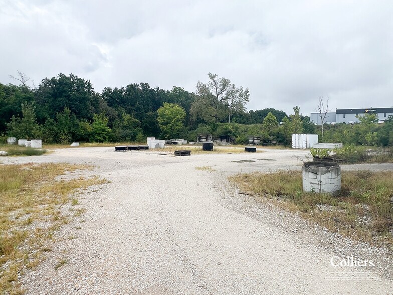 More Photos Of 1400 E Veterans Memorial Pky, Truesdale Manufacturing For Sale