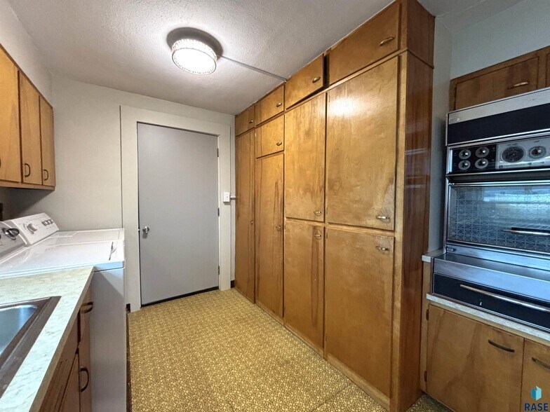 More Photos Of 118 N Broadway Ave, Miller General Retail For Sale