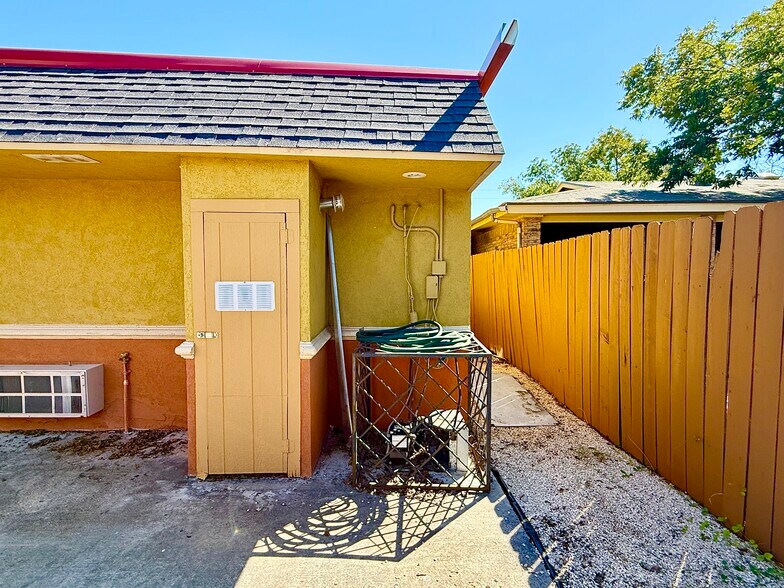 More Photos Of 903 15th St, Ozona General Retail For Sale